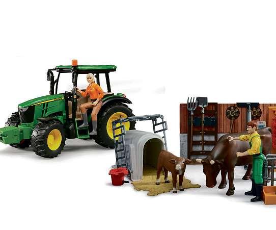 Eine sinnvolle Ergänzung zum neuen Themenset Kuh- und Kälberstall kann beispielsweise der Traktor mit Frontlader und Bordwandanhängen sein Foto: djd/Bruder Spielwaren<br>