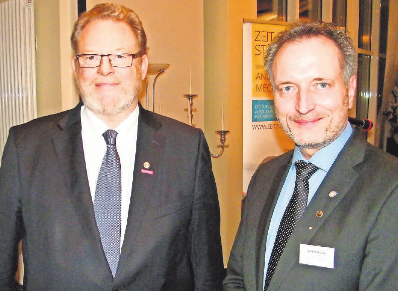 Obermeister Manfred Obieray (Ostholstein, l.) und Obermeister Volker Blunck (Plön) leiteten die gemeinsame Freisprechungsfeier. Obermeister Manfred Obieray (Ostholstein, l.) und Obermeister Volker Blunck (Plön) leiteten die gemeinsame Freisprechungsfeier.
