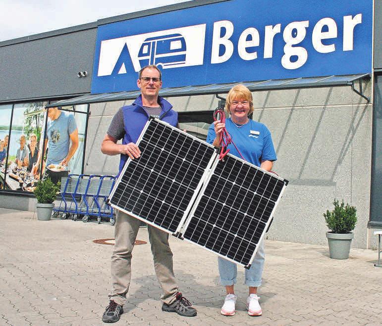 Haben alles, was der Camper braucht: Filialleiterin Christiane Schmidt und Tobias Kneip von Berger Camping und Freizeit, hier mit einer mobilen Photovoltaikanlage mit 110 Watt. Haben alles, was der Camper braucht: Filialleiterin Christiane Schmidt und Tobias Kneip von Berger Camping und Freizeit, hier mit einer mobilen Photovoltaikanlage mit 110 Watt.