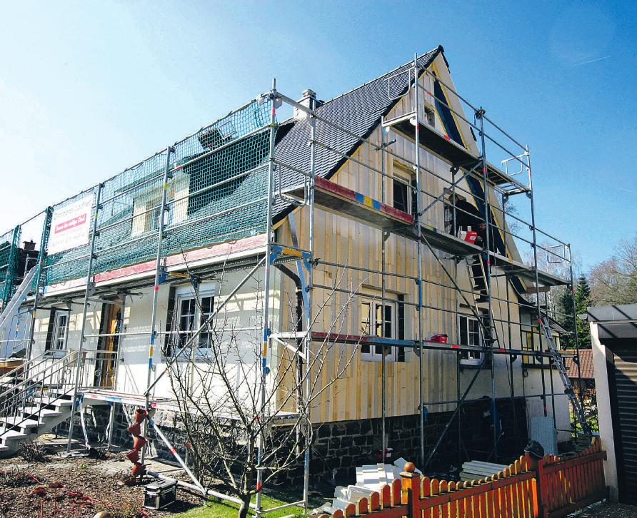 Einzelmaßnahmen wie die Dämmung schlecht isolierter Bauteile eines Hauses sind über die KfW-Programme zur energieeffizienten Sanierung förderfähig Foto: djd/puren