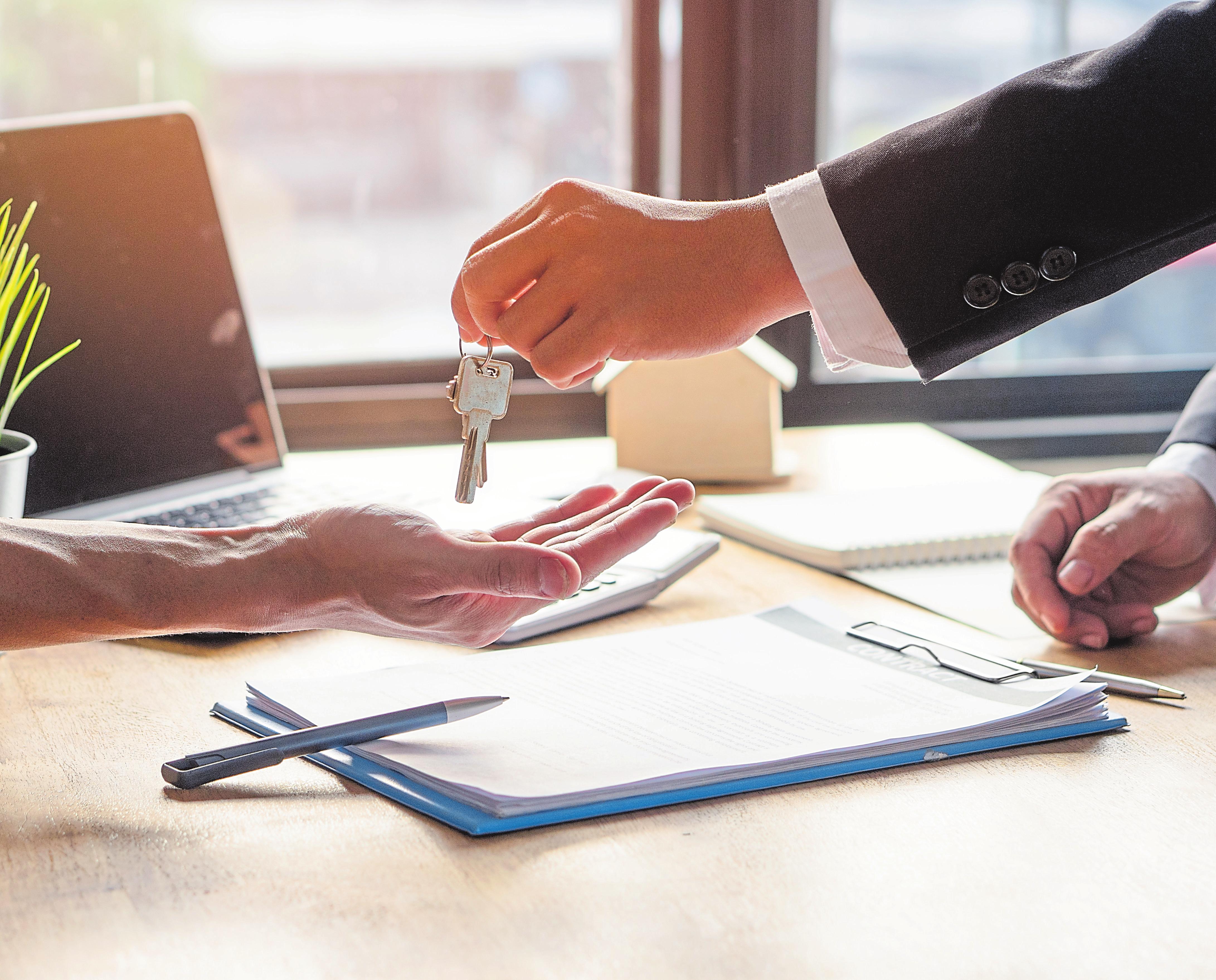 En cas urgent, les documents peuvent être remis à bonne distance. Pour remettre les clés, on doit cependant se rapprocher de la personne...