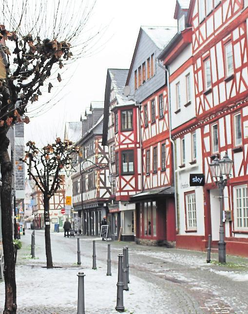 Wenn auch die Gastronomie geschlossen bleiben muss, die Dillenburger Geschäfte sind geöffnet und laden zum Bummel in die Fachwerk-Altstadt ein. Foto: Heike Pöllmitz Wenn auch die Gastronomie geschlossen bleiben muss, die Dillenburger Geschäfte sind geöffnet und laden zum Bummel in die Fachwerk-Altstadt ein. Foto: Heike Pöllmitz