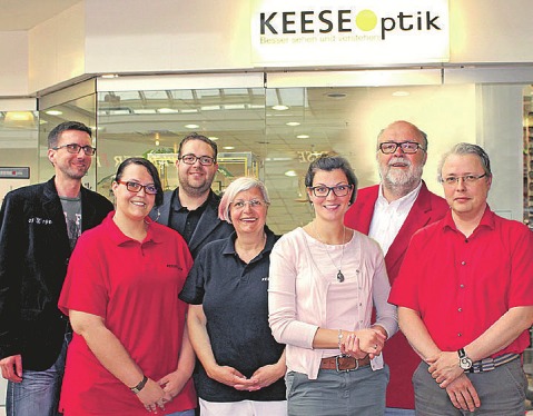 Norbert Keese (rechts) und sein Team von „KeeseOptik“ laden zu Weihnachten ins Buchholzer City-Center ein Foto: Keese Optik