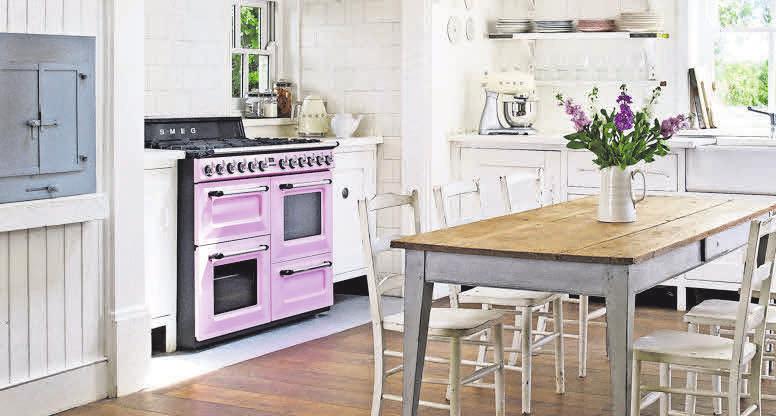 Nostalgie in der Küche: Mit dem Gas- ud Kochzentrum von Smeg kann auch für große Runden gekocht werden. Nostalgie in der Küche: Mit dem Gas- ud Kochzentrum von Smeg kann auch für große Runden gekocht werden.