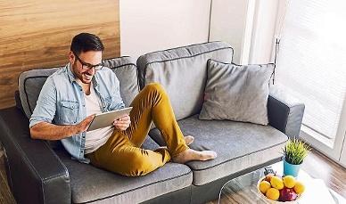 Nutzer sollten sich überlegen, ob sie jedes Gerät mit einer App steuern wollen. FOTO: JELENA/ADOBE STOCK Nutzer sollten sich überlegen, ob sie jedes Gerät mit einer App steuern wollen. FOTO: JELENA/ADOBE STOCK