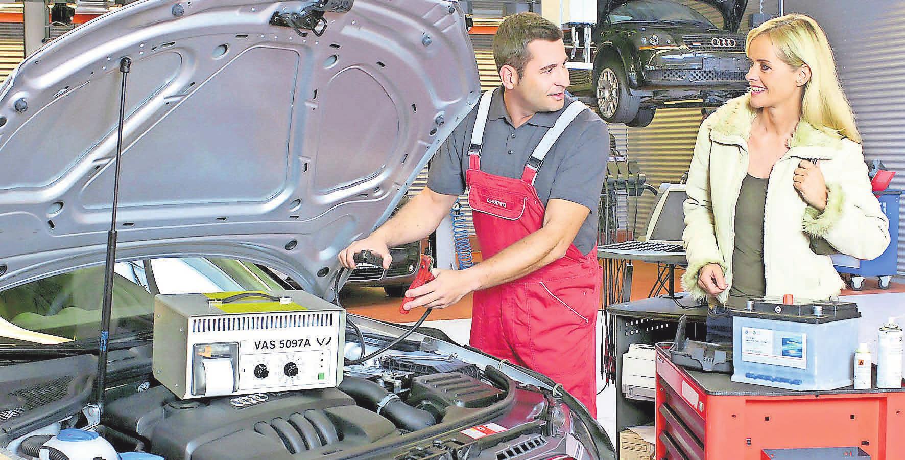 In der Werkstatt überprüfen die Kfz-Spezialisten auch die Batterie. Foto: dpp-AutoReporter In der Werkstatt überprüfen die Kfz-Spezialisten auch die Batterie. Foto: dpp-AutoReporter