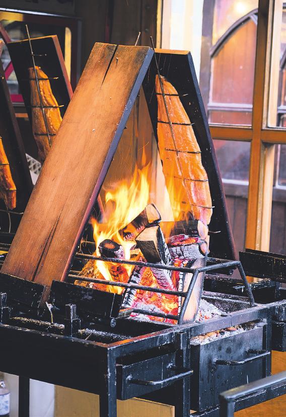 Flammlachs hat seinen Ursprung in Finnland und wird über offenem Feuer zubereitet Bild: Bruno/Germany auf Pixabay