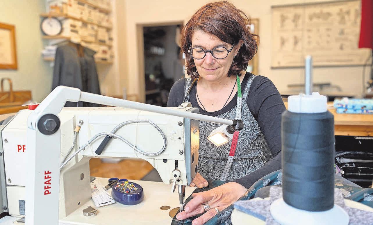 Versteht ihr Handwerk: Damenschneidermeisterin Sabine Stintat. Versteht ihr Handwerk: Damenschneidermeisterin Sabine Stintat.
