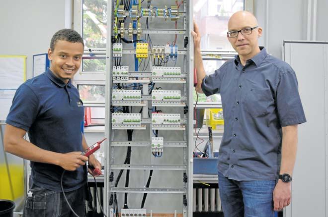 Auszubildender zum Elektroniker im 2. Lehrjahr Nico Martins und Geschäftsführer Tobias Drunijon von der Firma Heinrich Eimecke GmbH. FOTO: FSCH Auszubildender zum Elektroniker im 2. Lehrjahr Nico Martins und Geschäftsführer Tobias Drunijon von der Firma Heinrich Eimecke GmbH. FOTO: FSCH