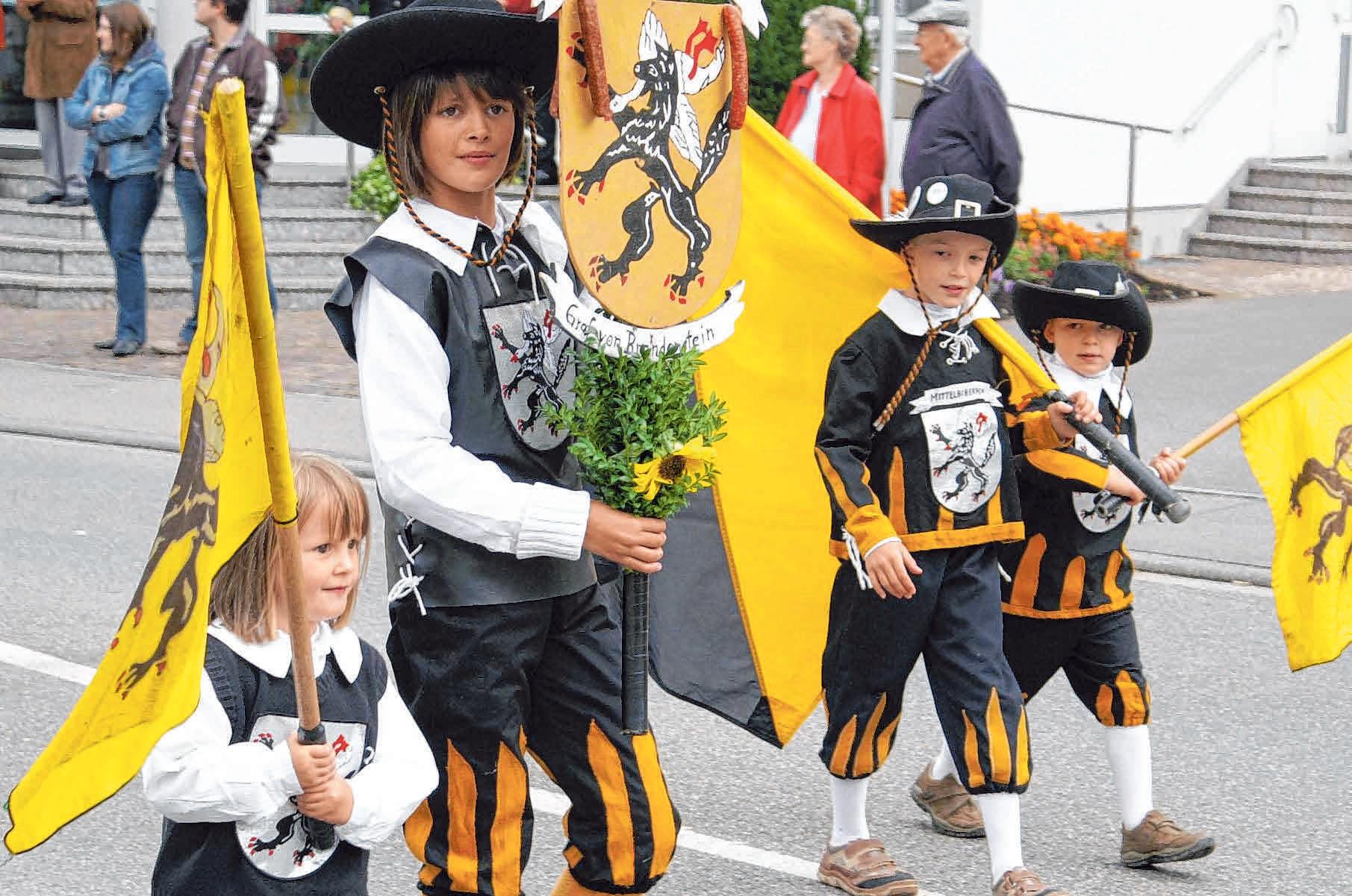 Kinder sind auch im Einsatz FOTO: PEGGY MACHOI Kinder sind auch im Einsatz FOTO: PEGGY MACHOI