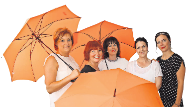 Ein Team, das zusammenhält: Kathrin Schumacher, Christiane Dette, Anja Büttner, Christine Stallder und Kristin Wittstock vom Friseur Atelier Foto: Carola Pieper Ein Team, das zusammenhält: Kathrin Schumacher, Christiane Dette, Anja Büttner, Christine Stallder und Kristin Wittstock vom Friseur Atelier Foto: Carola Pieper