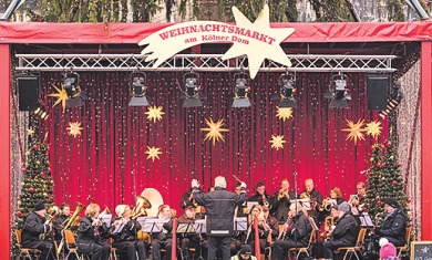 200 Menschen sangen zusammen mit dem KVB-Orchester unter freiem Himmel auf dem Severinskirchplatz in der Südstadt Image 2 200 Menschen sangen zusammen mit dem KVB-Orchester unter freiem Himmel auf dem Severinskirchplatz in der Südstadt Image 2