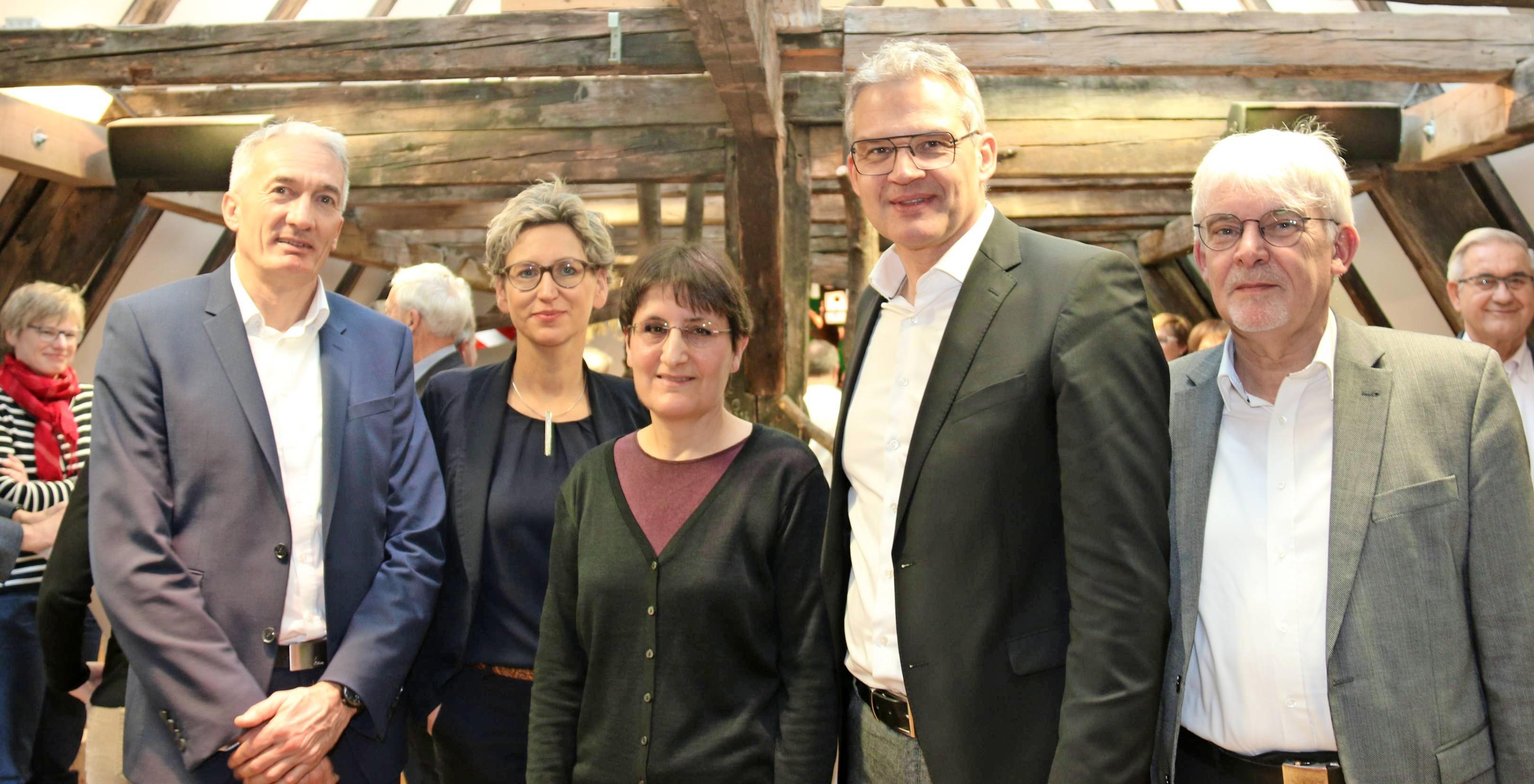 Stadtarchivarin Barbara Löslein (Mitte) wurde im Stadtmuseum offiziell verabschiedet: (von links) Hauptamtsleiter Frank Moll, Museumsleiterin Natalie Scheerle-Walz, OB Steffen Hertwig und Heimatvereinsvorsitzender Bernd Herrmann. Foto: snp Stadtarchivarin Barbara Löslein (Mitte) wurde im Stadtmuseum offiziell verabschiedet: (von links) Hauptamtsleiter Frank Moll, Museumsleiterin Natalie Scheerle-Walz, OB Steffen Hertwig und Heimatvereinsvorsitzender Bernd Herrmann. Foto: snp