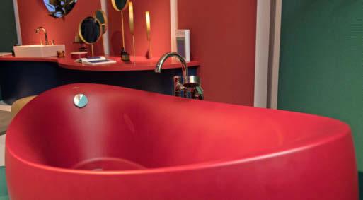 Auch knallige Farben kommen ins Spiel, wie zum Beispiel diese rote Badewanne von Villeroy & Boch. Fotos: Andrea Warnecke/dpa-tmn Auch knallige Farben kommen ins Spiel, wie zum Beispiel diese rote Badewanne von Villeroy & Boch. Fotos: Andrea Warnecke/dpa-tmn