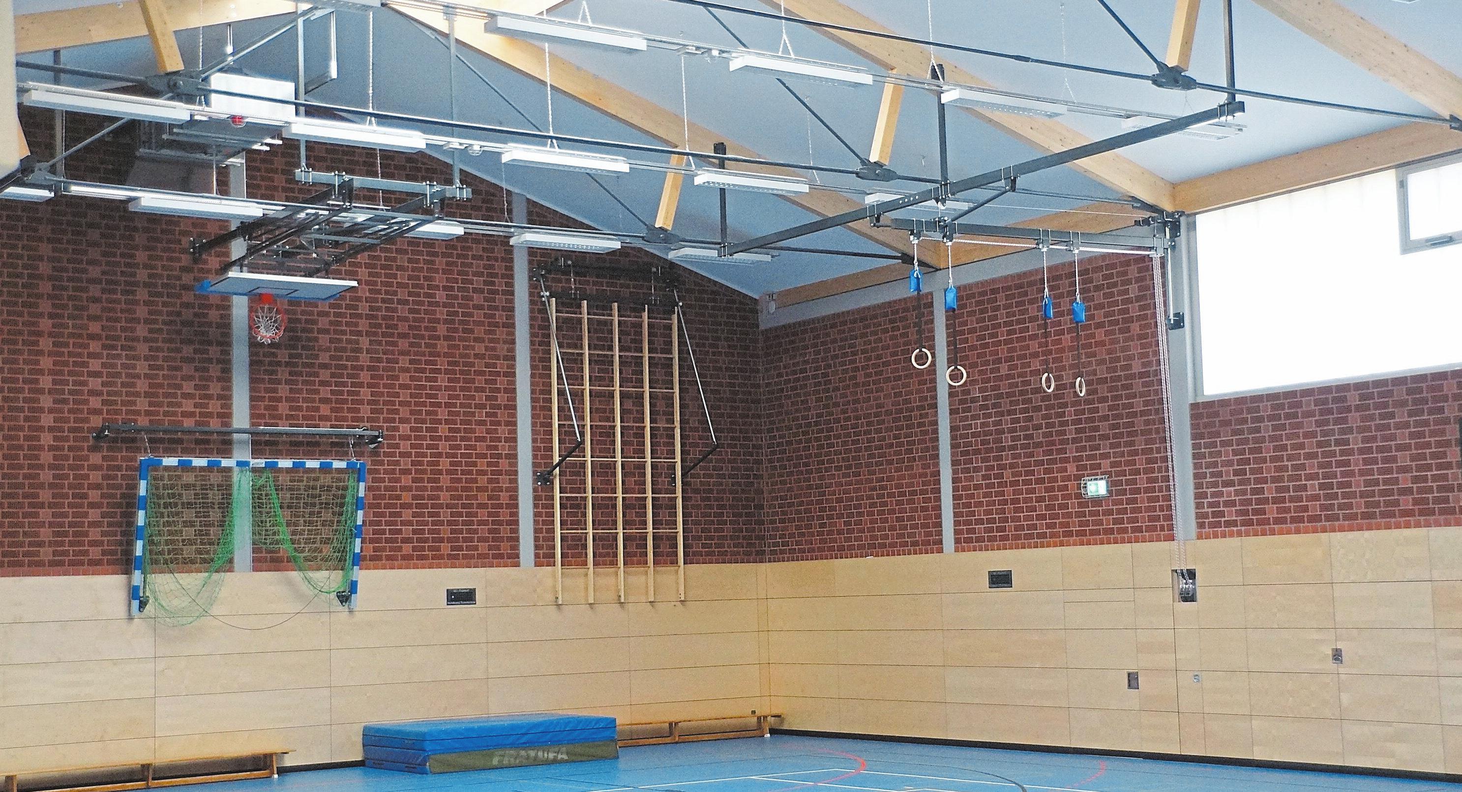 Die Halle hat ein Maß von 18 mal 36 Meter und ist nach modernsten Standards gebaut. So können Tore, Körbe, Leitern und Ringe von einem Regieraum aus bedient werden. Die Halle hat ein Maß von 18 mal 36 Meter und ist nach modernsten Standards gebaut. So können Tore, Körbe, Leitern und Ringe von einem Regieraum aus bedient werden.