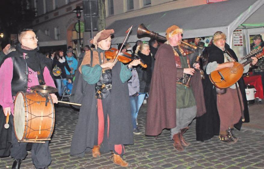 Die Mittelalterband „Hinterhof” begleitet den Lichterumzug und wird auch noch vor dem Museum spielen Die Mittelalterband „Hinterhof” begleitet den Lichterumzug und wird auch noch vor dem Museum spielen