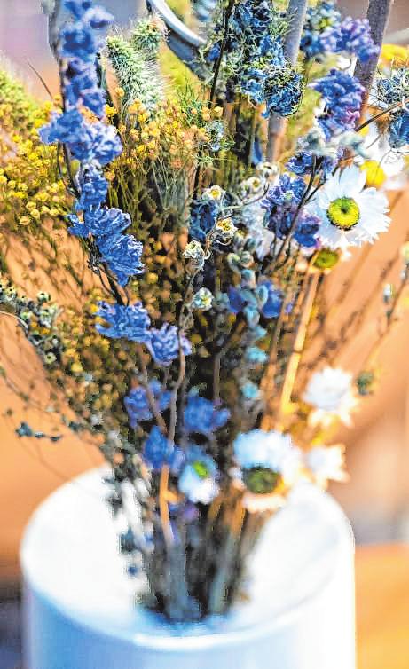 Ein Strauß getrockneter Wiesenblumen erinnert an schöne Sommertage. Ein Strauß getrockneter Wiesenblumen erinnert an schöne Sommertage.