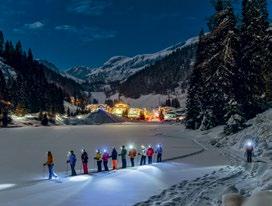 Mit Stirnlampe: Nachtwanderung im Schnee. Fotos (4): Atelier Gerhard Wolkersdorfer