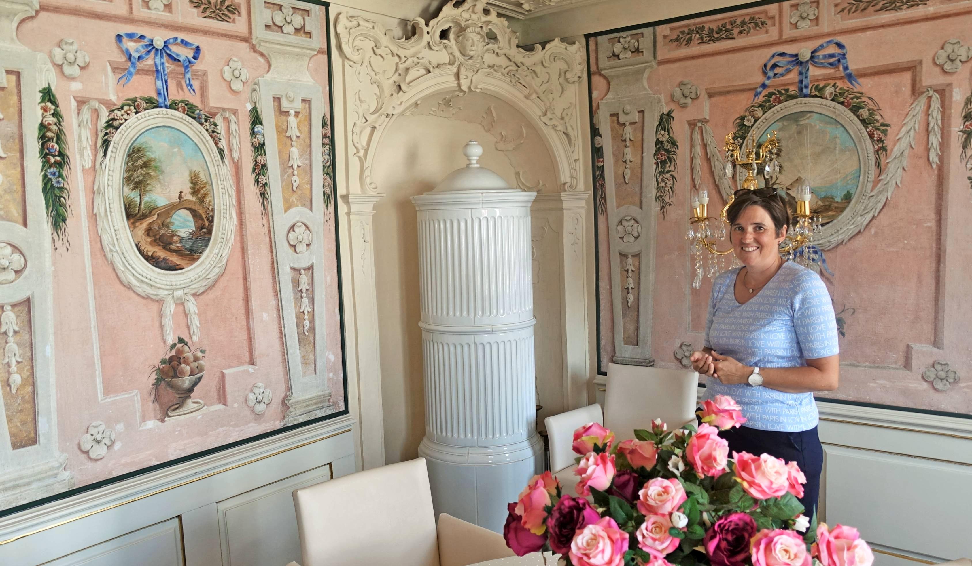 In barocker Pracht erscheint das Kabinett von Fürstin Anna Felicitas, durch das Tina Blanck ausnahmsweise im modernen Outfit führt. In barocker Pracht erscheint das Kabinett von Fürstin Anna Felicitas, durch das Tina Blanck ausnahmsweise im modernen Outfit führt.
