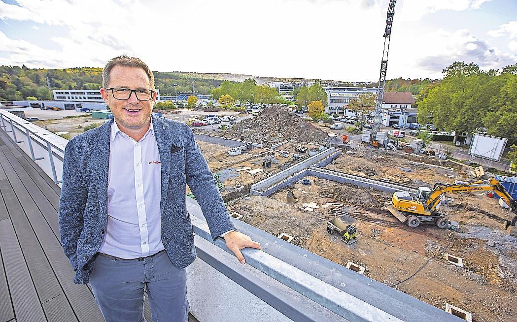 Ausbau im Brötzinger Tal: Chris Jentner vor der Baustelle seiner Galvanik-Firma im Jahr 2021. ARCHIVFOTO: MEYER