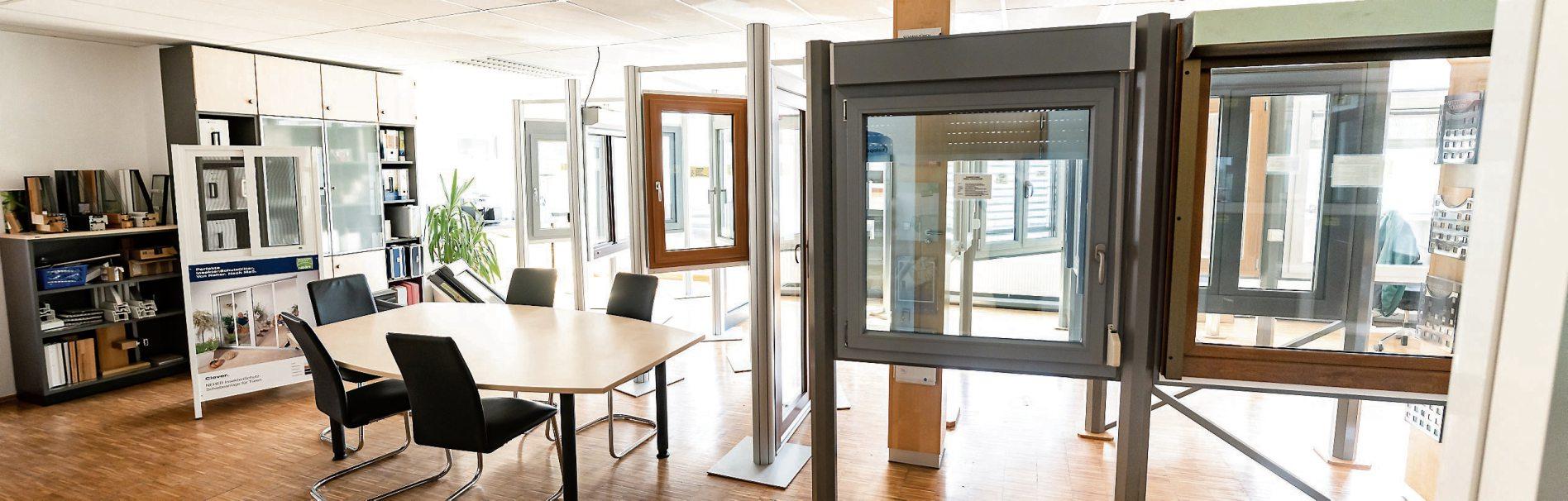 Für ihre Kunden nehmen sich die Stolls viel Zeit. „Gute Beratung ist das Wichtigste“, weiß Juniorchef Robin Stoll. Zahlreiche Fenster- und Tür-Beispiele können sich die Kunden im Pfäffinger Ausstellungsraum betrachten. Dabei entsteht sicherlich die eine und andere neue Idee. Bilder: Fensterbau Stoll/Svetlana Kohlmaier Für ihre Kunden nehmen sich die Stolls viel Zeit. „Gute Beratung ist das Wichtigste“, weiß Juniorchef Robin Stoll. Zahlreiche Fenster- und Tür-Beispiele können sich die Kunden im Pfäffinger Ausstellungsraum betrachten. Dabei entsteht sicherlich die eine und andere neue Idee. Bilder: Fensterbau Stoll/Svetlana Kohlmaier