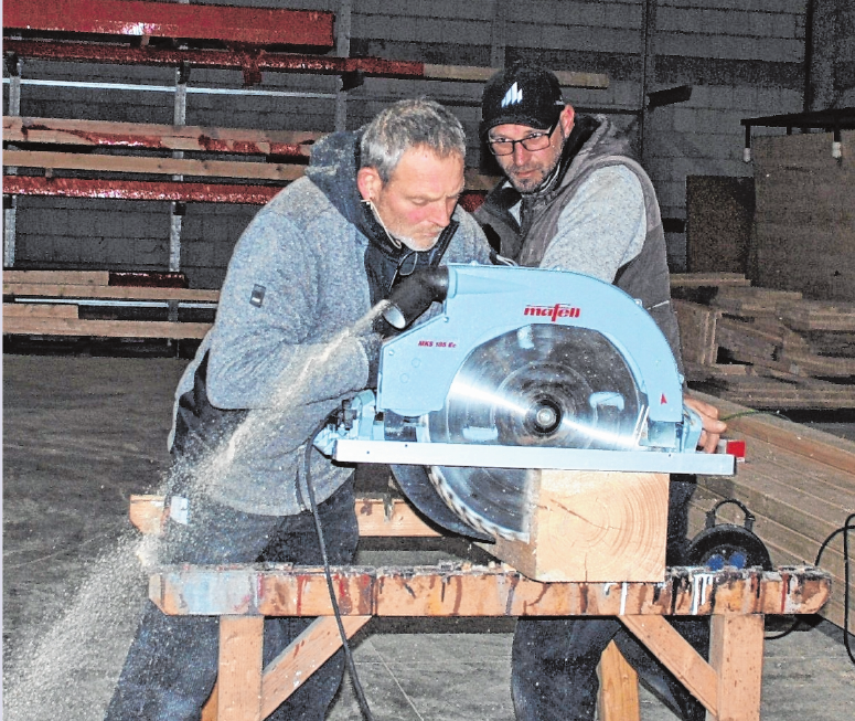 Roland Haun (links) mit seinem Kollegen Elvir Hashanin bei der Arbeit im Werk. FOTOS: USCHI MERTEN Roland Haun (links) mit seinem Kollegen Elvir Hashanin bei der Arbeit im Werk. FOTOS: USCHI MERTEN