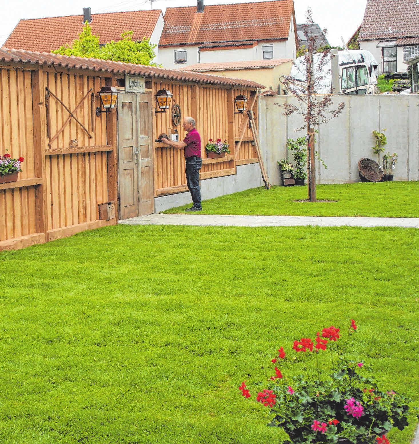 Über bodentiefe Fenstertüren des Saals ist ein Biergarten zugänglich. Über bodentiefe Fenstertüren des Saals ist ein Biergarten zugänglich.