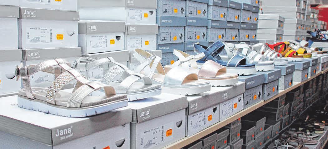 Im Schuhmarkt gibt es günstig Sommerschuhe. Im Schuhmarkt gibt es günstig Sommerschuhe.