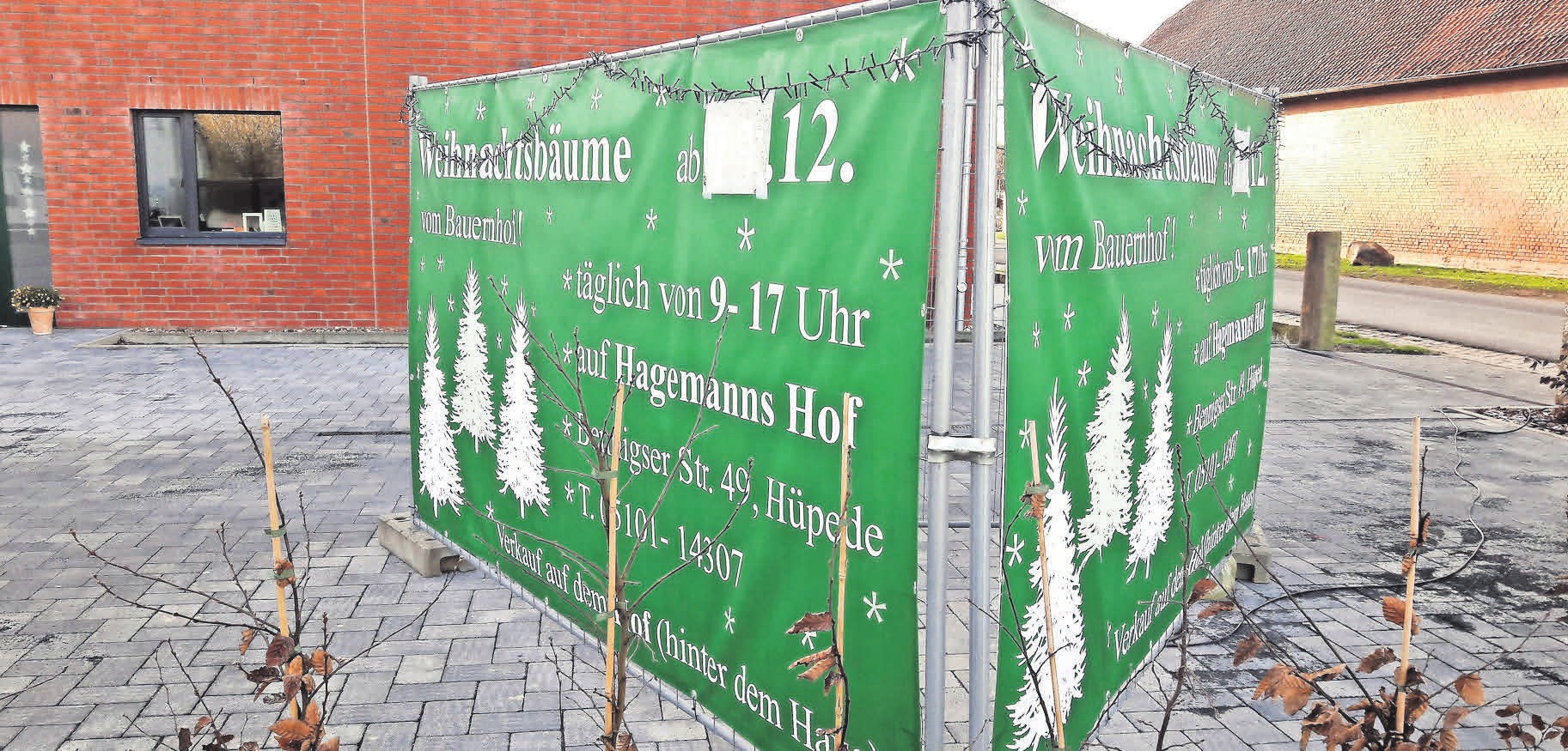 Bereits jetzt weist ein großes Schild auf dem Hagemann-Hof an der Ortsdurchfahrt Hüpede auf den beginnenden Weihnachtsbaumverkauf hin. Bereits jetzt weist ein großes Schild auf dem Hagemann-Hof an der Ortsdurchfahrt Hüpede auf den beginnenden Weihnachtsbaumverkauf hin.