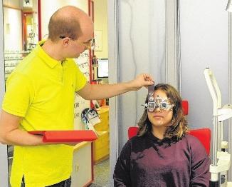 Marcus Kirchvogel bei der Augenglasbestimmung mit einer Kundin. Marcus Kirchvogel bei der Augenglasbestimmung mit einer Kundin.