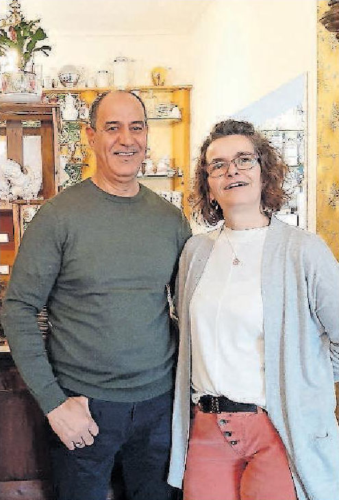 Planen die Veranstaltungen im Café Nostalgie gemeinsam: Manuela Della Pepa und ihr Mann Ali Benabed. FOTO: SRÄ Planen die Veranstaltungen im Café Nostalgie gemeinsam: Manuela Della Pepa und ihr Mann Ali Benabed. FOTO: SRÄ