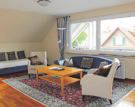 Die elegant und großzügig geschnittene Ferienwohnung „Säntis” mit 80 m2 Fläche verfügt über eine große Loggia mit ausreichend Sitzmöglichkeiten, SAT-TV, Radio, CD-Player und kostenlosem WLAN. Die elegant und großzügig geschnittene Ferienwohnung „Säntis” mit 80 m2 Fläche verfügt über eine große Loggia mit ausreichend Sitzmöglichkeiten, SAT-TV, Radio, CD-Player und kostenlosem WLAN.
