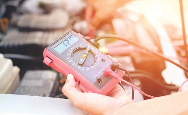 Ein Multimeter misst die Spannung der Batterie. Foto: 88studio/stock.adobe.com Ein Multimeter misst die Spannung der Batterie. Foto: 88studio/stock.adobe.com