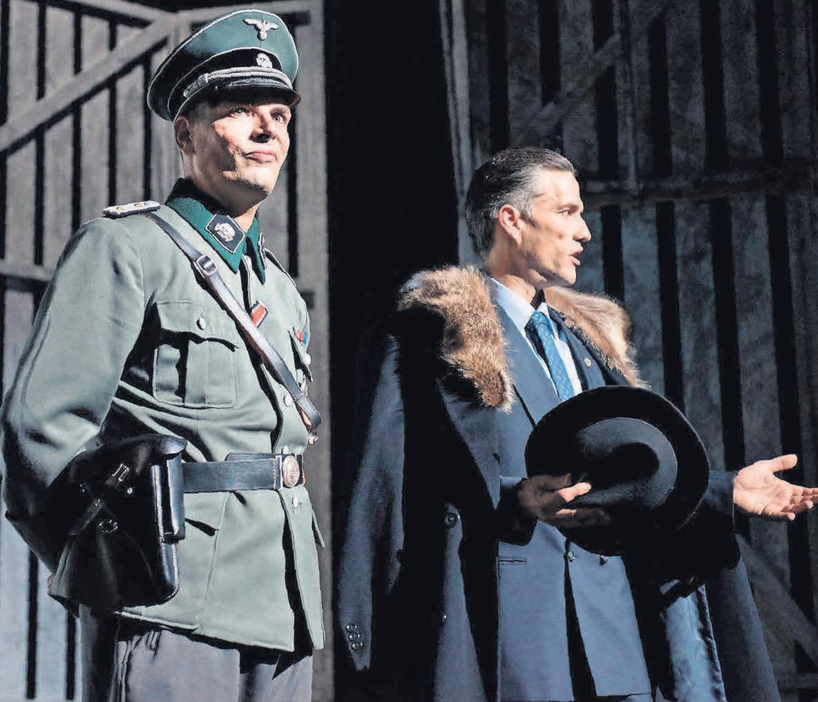 Mit Armin Riahi (links), der überaus eindringlich den Lagerkommandanten Amon Göth spielt, und Stefan Bockelmann, der Oskar Schindler verkörpert, hat Florian Battermann zwei Rollen ideal besetzt. Mit Armin Riahi (links), der überaus eindringlich den Lagerkommandanten Amon Göth spielt, und Stefan Bockelmann, der Oskar Schindler verkörpert, hat Florian Battermann zwei Rollen ideal besetzt.