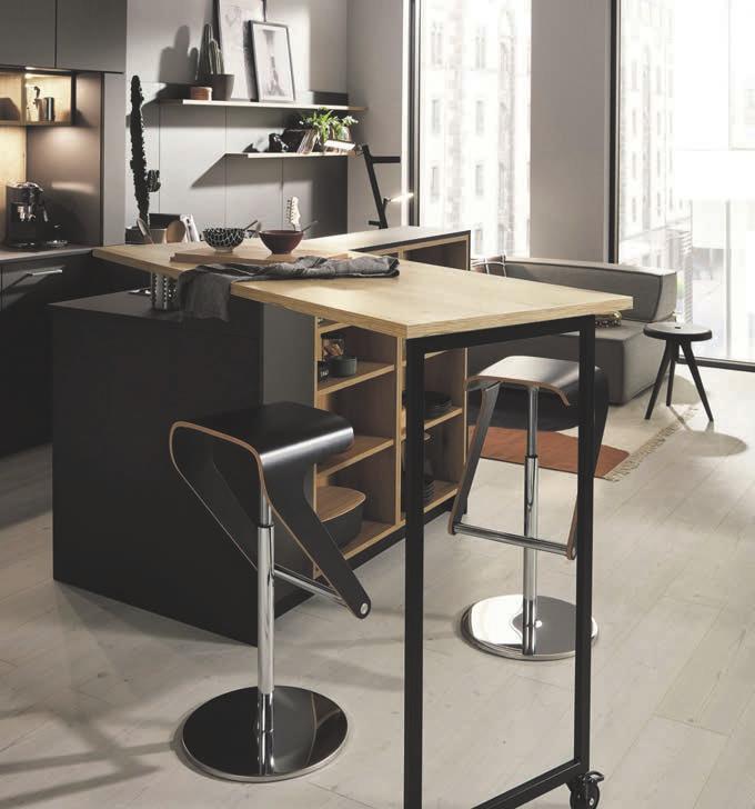 Mit dem schwenkbaren Tischmodul wird aus der ergonomischen Steharbeitsfläche im Handumdrehen ein Esstisch oder Homeoffice-Platz Foto: VDM/Ballerina Küchen