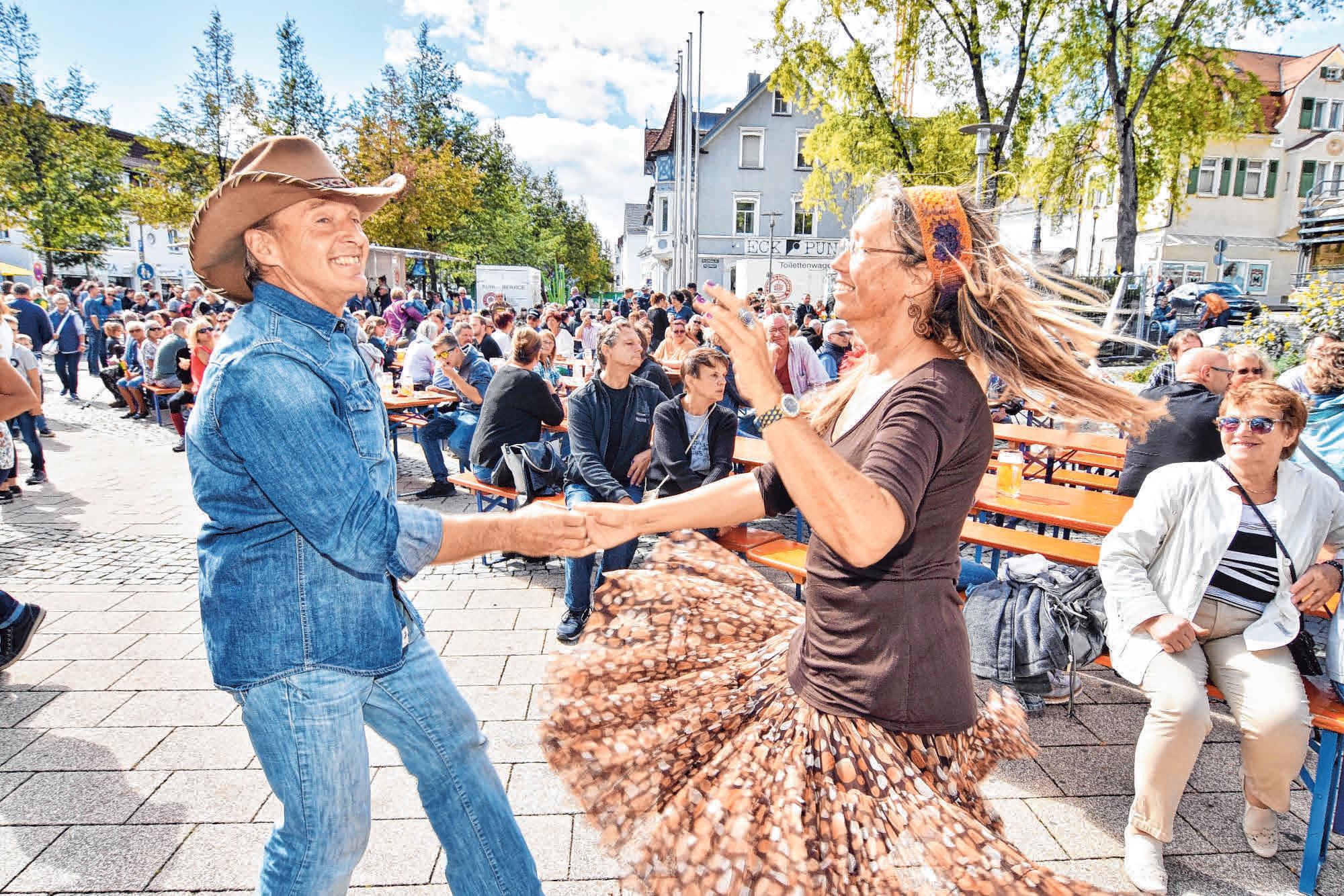 One, two, three o’clock, four o’clock rock... Der Rock’n’Roll animiert zum Tanzen. FOTO: AXEL PRIES One, two, three o’clock, four o’clock rock... Der Rock’n’Roll animiert zum Tanzen. FOTO: AXEL PRIES