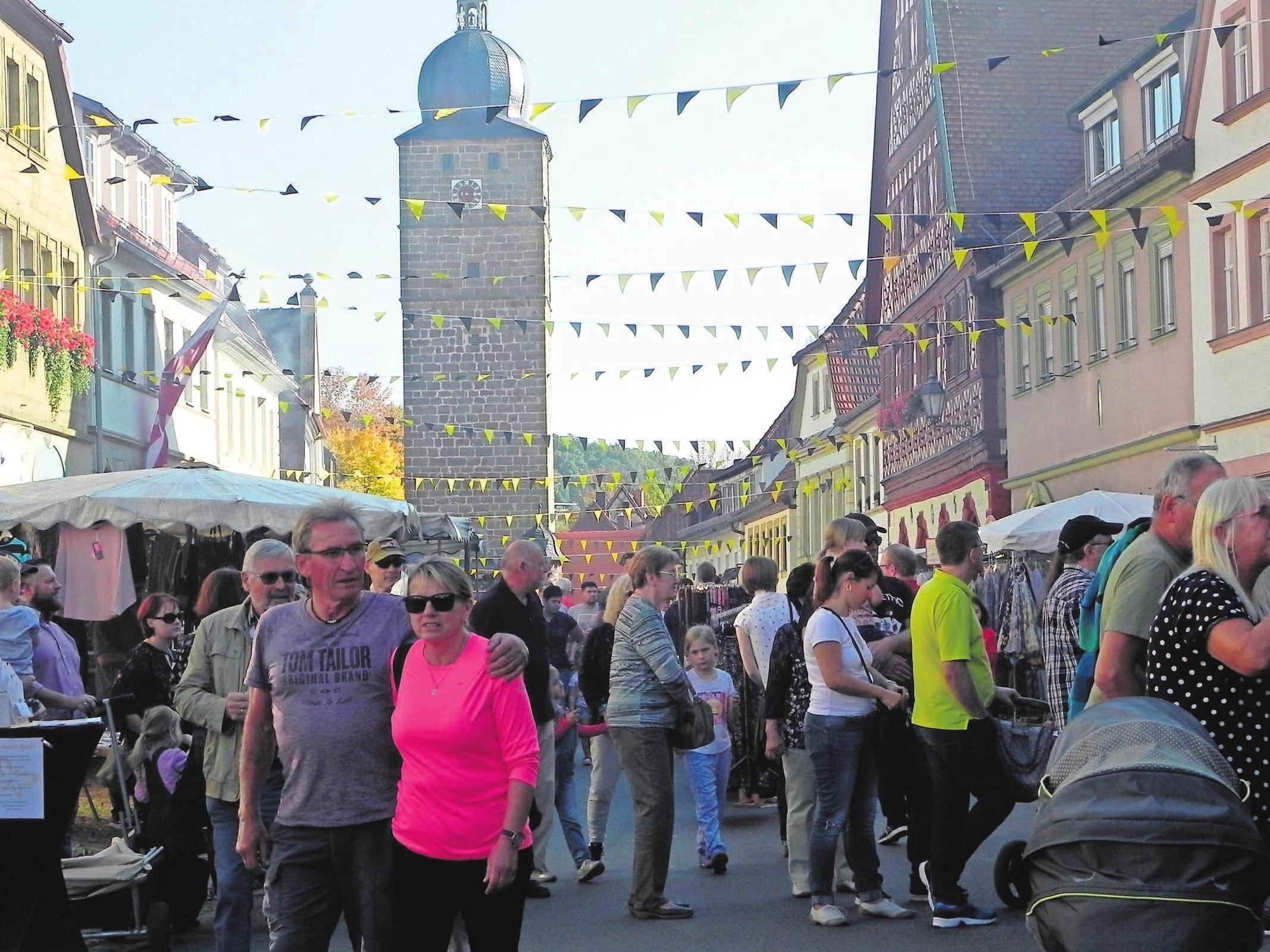 Ebern freut sich auf seine Gäste: Los geht das bunte Markttreiben am Sonntag um 11 Uhr. Die Geschäfte öffnen dann um 13 Uhr ihre Türen. Fotos: A. Altmann Ebern freut sich auf seine Gäste: Los geht das bunte Markttreiben am Sonntag um 11 Uhr. Die Geschäfte öffnen dann um 13 Uhr ihre Türen. Fotos: A. Altmann
