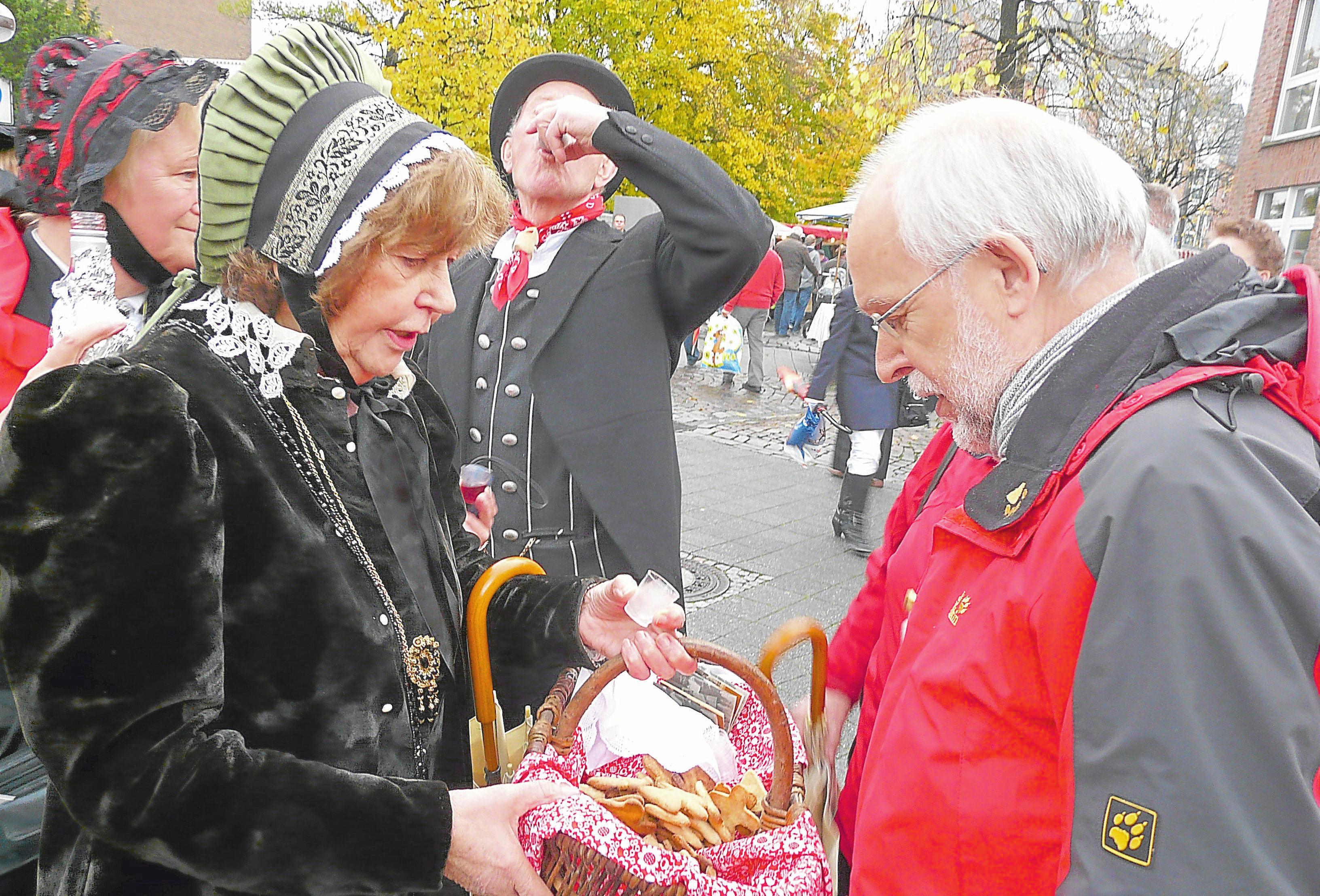 Auch in der Innenstadt wird der Pottbäckermarkt seinem Ruf als Publikumsmagneten sicher am Sonntag wieder gerecht werden – es ist einfach zu verführerisch, was dort angeboten wird. Foto: Irmgard Tappe Auch in der Innenstadt wird der Pottbäckermarkt seinem Ruf als Publikumsmagneten sicher am Sonntag wieder gerecht werden – es ist einfach zu verführerisch, was dort angeboten wird. Foto: Irmgard Tappe