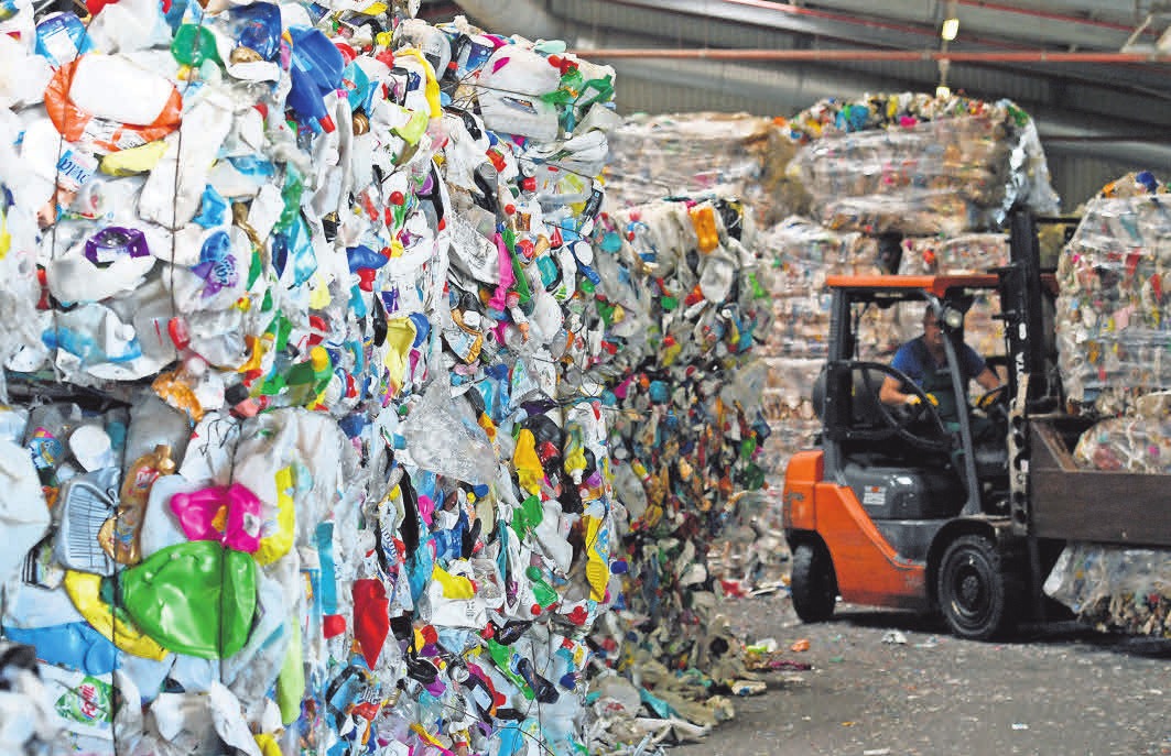 Kunststoff als Material hat für die Industrie viele Vorteile. Der Umgang mit dem späteren Abfall ist aber schwierig. FOTO: DPA Kunststoff als Material hat für die Industrie viele Vorteile. Der Umgang mit dem späteren Abfall ist aber schwierig. FOTO: DPA