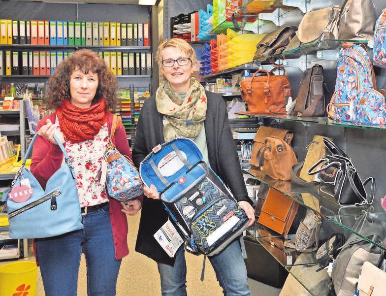 Tanja Perlebach (links) und Nicole Helfers freuen sich schon auf die Ranzen- und Rucksackaktionstage. Foto: Franka Haak Tanja Perlebach (links) und Nicole Helfers freuen sich schon auf die Ranzen- und Rucksackaktionstage. Foto: Franka Haak