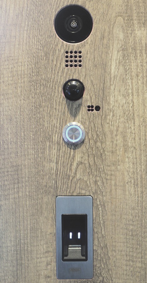 Von der Videokamera (oben) über Gegensprechanlage bis zum Fingerscan (unten) kann die moderne Kompotherm-Haustür gesichert werden Foto: Michael Rahn