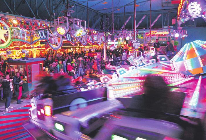 Nach Sonnenuntergang erstrahlen die Fahrgeschäfte auf der Kirmes dank ihrer vielen bunten Lichter auf besondere Art und Weise Bild: Claudia Burger Nach Sonnenuntergang erstrahlen die Fahrgeschäfte auf der Kirmes dank ihrer vielen bunten Lichter auf besondere Art und Weise Bild: Claudia Burger