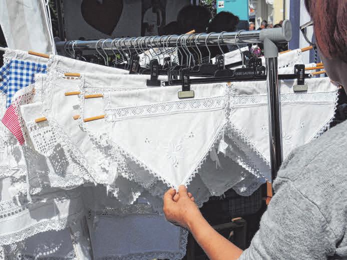 Bücher, Schallplatten und jede Menge Schätze lassen sich beim Flohmarkt finden. FOTOS: IMG/RAU Bücher, Schallplatten und jede Menge Schätze lassen sich beim Flohmarkt finden. FOTOS: IMG/RAU
