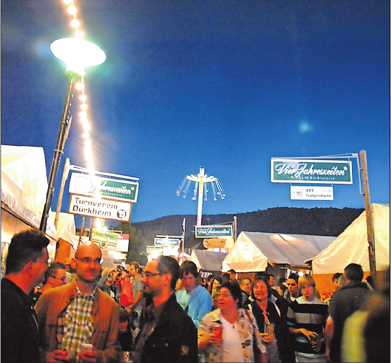 Auf dem Wurstmarkt darf weiterhin unter dem Nachthimmel gefeiert werden – nach Mitternacht ohne Musik. ARCHIVFOTO: FRANCK Auf dem Wurstmarkt darf weiterhin unter dem Nachthimmel gefeiert werden – nach Mitternacht ohne Musik. ARCHIVFOTO: FRANCK