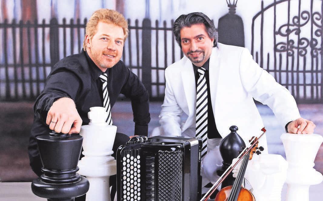 Vassily Dück (Bajan, Accordina) und Robert Varady (Geige, Gitarre) präsentieren in ihrem Konzert „Triumph und Leidenschaft”. Foto: Theater Vorpommern Vassily Dück (Bajan, Accordina) und Robert Varady (Geige, Gitarre) präsentieren in ihrem Konzert „Triumph und Leidenschaft”. Foto: Theater Vorpommern