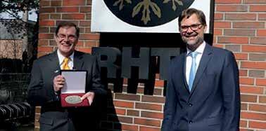100 Jahre RHTC Rahlstedt. Staatsrat Holstein (r.) ehrt den RTHC-Vorsitzenden Thomas Linnekogel. Foto: Rahlstedt
