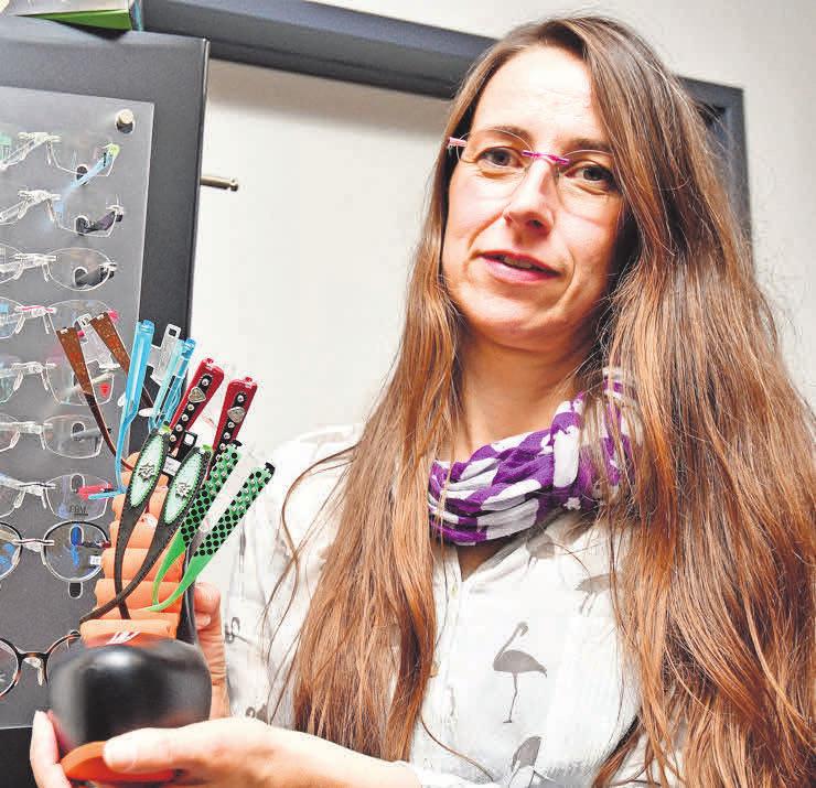 Augenoptikmeisterin Bettina Schrake präsentiert die Switch-it-Kollektion vom 16. bis 18. zum September in ihrem Fachgeschäft an der Pettenkoferstraße 2b. Augenoptikmeisterin Bettina Schrake präsentiert die Switch-it-Kollektion vom 16. bis 18. zum September in ihrem Fachgeschäft an der Pettenkoferstraße 2b.