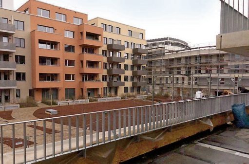 Eine große Terrasse bietet Platz für Hochbeete und Sitzecken. Die Aussicht in den gemeinsamen Innenhof bietet Abwechslung. Eine große Terrasse bietet Platz für Hochbeete und Sitzecken. Die Aussicht in den gemeinsamen Innenhof bietet Abwechslung.