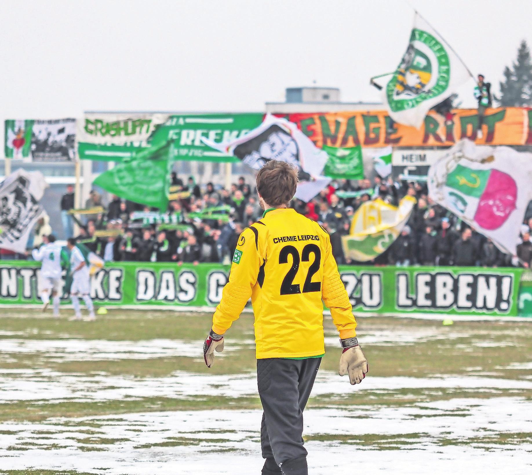 Kreisklasse-Torwart René Kamin vor einer (mindestens) Oberliga-Kulisse beim Testspiel gegen Magdeburgs „Dritte“. Kreisklasse-Torwart René Kamin vor einer (mindestens) Oberliga-Kulisse beim Testspiel gegen Magdeburgs „Dritte“.