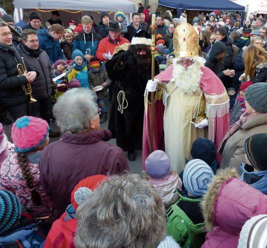 Jahr für Jahr dicht umlagert ist der Nikolaus, wenn er mit seinem Sack voller Geschenke auf dem Hirrlinger Weihnachtsmarkt eintrifft. Archivbild: Bauknecht